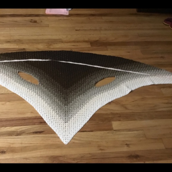 Crocheted wrap with armholes - Picture 2 of 5